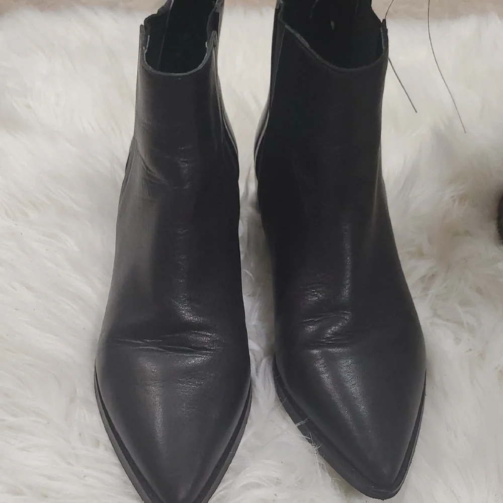 Chic Marc Fisher Black Leather Ankle Booties
